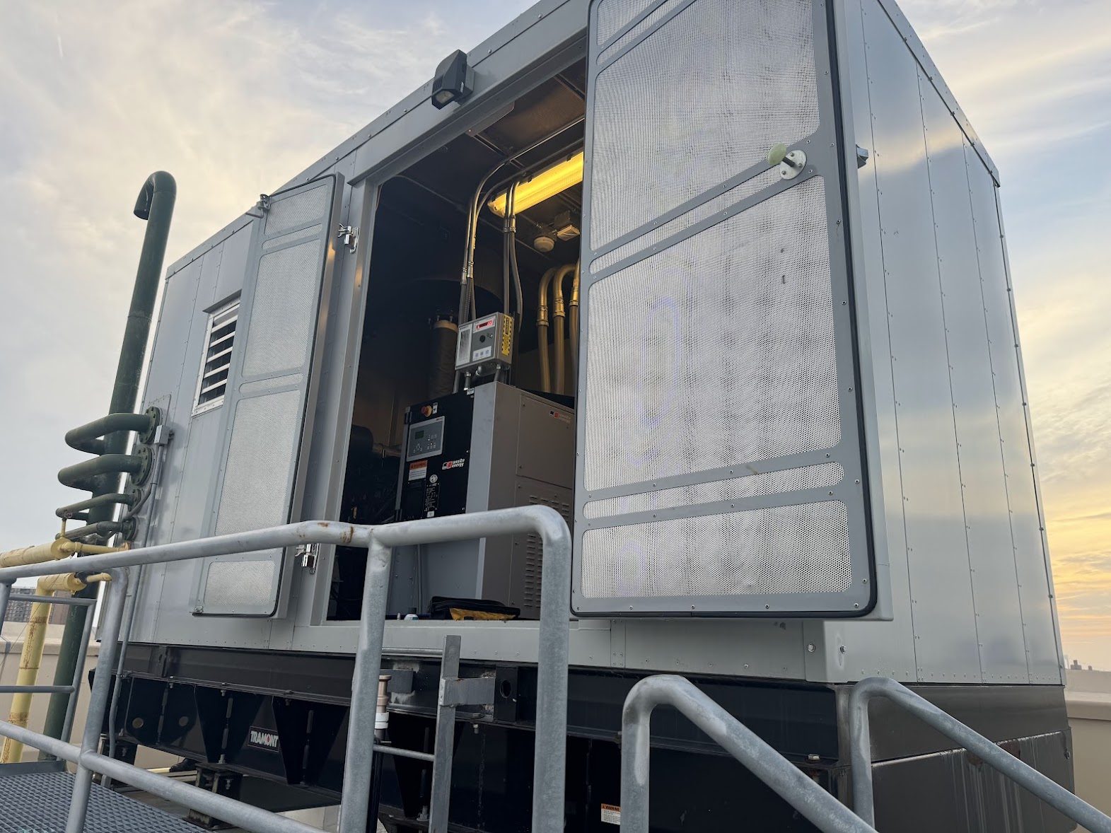 Rooftop generator — Enclosure & engine service